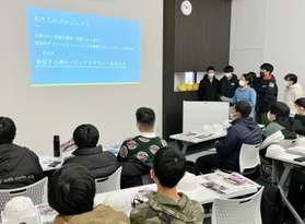 理想の新聞について発表する生徒ら＝姫路市四郷町