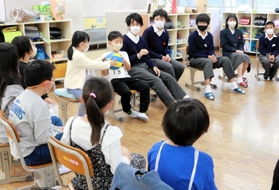 縦割り班でレクリエーションを楽しむ西宮浜義務教育学校の児童や生徒＝西宮市西宮浜４