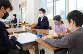 縦割り班でレクリエーションを楽しむ、西宮浜義務教育学校の子どもたち＝西宮市西宮浜４