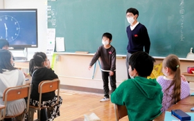 縦割り班でレクリエーションを楽しむ、西宮浜義務教育学校の子どもたち＝西宮市西宮浜４