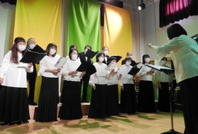 神戸の壁の歌を歌い上げる神戸市役所センター合唱団＝神戸市兵庫区、神戸音楽センター会館（三原泰治さん提供）