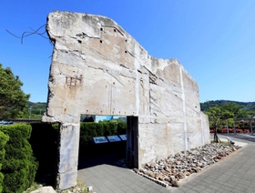阪神・淡路大震災と戦災に耐えた「神戸の壁」＝淡路市小倉、北淡震災記念公園