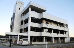 東日本大震災の津波にのまれたが、屋上に避難した３２７人を救った高野会館＝宮城県南三陸町