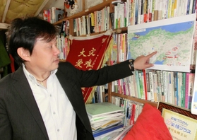 トルコの地図を見て計画を立てる吉椿雅道事務局長＝９日午後、神戸市兵庫区中道通２