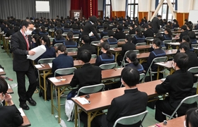 講堂で試験の開始を待つ受験生たち＝１０日午前、神戸市長田区海運町６、神戸野田高