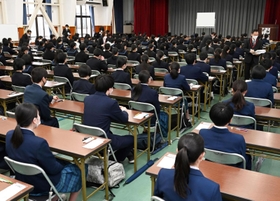 試験開始を待つ受験生ら＝１０日午前、神戸市長田区海運町６、神戸野田高