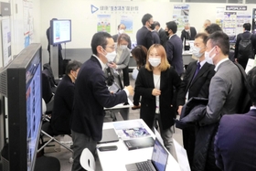 最新テクノロジーの展示ブースが並ぶ会場＝神戸市中央区三宮町１、スペースアルファ三宮