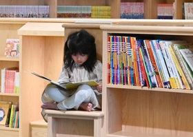 絵本や漫画なども取りそろえている「図書コーナー」＝１０日午前、神戸市兵庫区上庄通１、こべっこランド