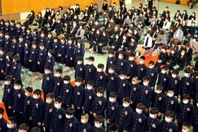 ２０２０年３月、卒業生らほぼ全員がマスク姿で臨んだ卒業式＝伊丹市荒牧、荒牧中学校