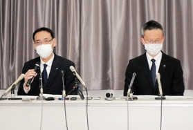 ＡＴＳの設定ミスを発表するＪＲ西日本車両設計室の島田直人室長（左）と岸田泰司担当課長＝１０日午後、ＪＲ西日本本