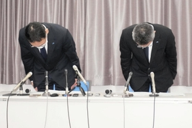 ＡＴＳの設定ミスを謝罪するＪＲ西日本車両設計室の島田直人室長（左）と岸田泰司担当課長＝１０日午後、ＪＲ西日本