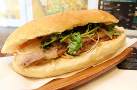 「バインミーシンチャオ」のヌックマム漬け豚肉バインミー＝神戸市中央区北長狭通３