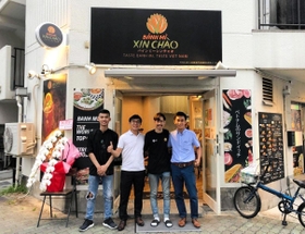 「バインミーシンチャオ神戸店」の立ち上げメンバー。右端がブイ・タン・ユイ社長＝２０２０年６月、神戸市兵庫区新開地４（提供）
