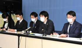 伊丹市の学校法人「西伊丹学園」が補助金など計５億２千万円を過大に受給していた問題で記者会見する兵庫県と伊丹市の担当者ら＝１３日午後、兵庫県庁