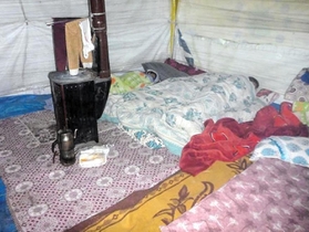 テントの中で眠る人たち＝トルコ南部ガジアンテプ県（ＣＯＤＥ海外災害援助市民センター提供）
