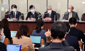 最高裁の有識者会合出席後、記者会見に応じる土師守さん（右から２人目）＝１４日午後、東京都千代田区