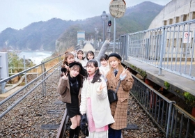 ミュージックビデオの撮影で展望施設「余部鉄橋『空の駅』」を訪れた「＃ババババンビ」のメンバー＝兵庫県香美町香住区余部（Ｃ）Ｈａｒｕｋａ　Ｓｈｉｍｏｙａｍａ