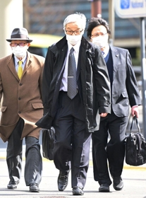 意見聴取のために最高裁に入る土師守さん（右から２人目）と代理人弁護士＝１４日午後、東京都千代田区、最高裁