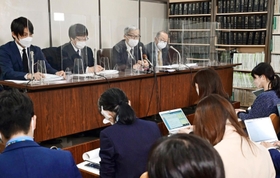 最高裁の有識者会合出席後、記者会見に応じる土師守さん（左から３人目）＝東京都千代田区