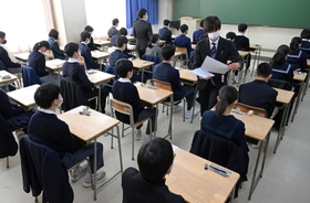 試験開始のチャイムを静かに待つ受験生たち＝１５日午前、神戸高校