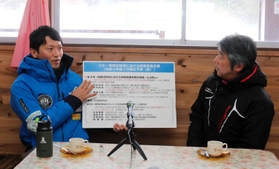 岡藤泰明・日高神鍋観光協会長（右）に支援策を説明する斎藤元彦知事＝豊岡市日高町万場