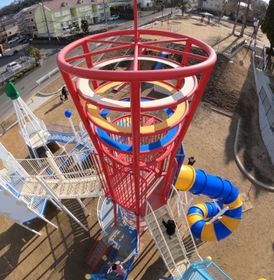 神戸ポートタワーを模して作られた遊具。冬晴れの空に深紅が映える＝神戸市北区南五葉５、鈴蘭公園