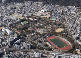 誘致大学が入る予定の王子公園一帯＝２０２２年１月、神戸市灘区