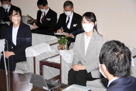 斎藤元彦知事と意見交換する永山みのりさん（右から２人目）ら＝兵庫県庁