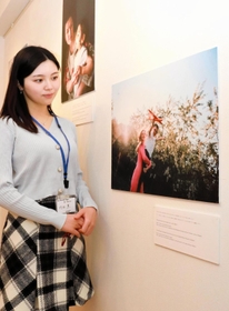 避難者支援の経験を踏まえ、写真展を開いた内田薫さん＝東京都渋谷区