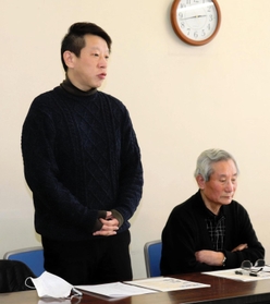 「語り部ＫＯＢＥ１９９５」の例会に初参加し、思いを語る崔秀英さん（左）。隣で父敏夫さんがうなずいた＝神戸市長田区若松町５