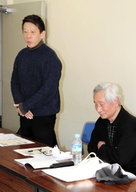 「語り部ＫＯＢＥ１９９５」の例会に初参加し、思いを語る崔秀英さん（左）。隣で父敏夫さんがうなずいた＝神戸市長田区若松町５