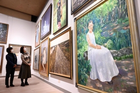 彫刻や絵画が並ぶ展示空間＝神戸市東灘区、神戸ファッション美術館