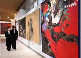 彫刻や絵画が並ぶ展示空間＝神戸市東灘区、神戸ファッション美術館