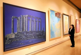 彫刻や絵画が並ぶ展示空間＝神戸市東灘区、神戸ファッション美術館