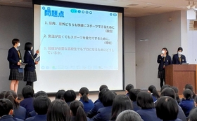 緊張しながらも自分たちの言葉で伝えた発表会＝園田学園高校