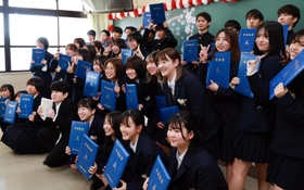 式典終了後、教室でマスクを外して記念撮影。最後に多くの笑顔が並んだ＝２８日午後、神戸市長田区寺池町１、兵庫高校