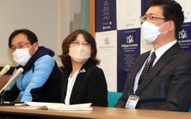 宇宙飛行士試験に合格した米田あゆさんの思い出を語る神戸女学院中学部・高等学部の稲垣祐子教諭（中央）と森谷典史中学部・高等学部長（右）、山本肇教諭＝２８日午後、西宮市岡田山