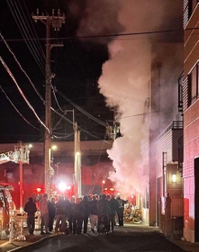 激しく白い煙を出して燃える集合住宅＝１月２２日午前１時５３分、神戸市兵庫区湊町１（近隣住民提供）