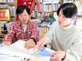トルコの地図を見ながら、今後の支援のあり方を話し合う植田隆誠さん（右）と吉椿雅道さん＝神戸市兵庫区中道通２