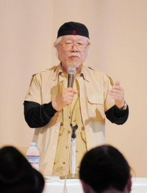 自身の人生の歩みと作品との関わりについて話す松本零士さん＝神戸市東灘区向洋町２、ホテルプラザ神戸
