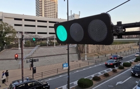 ＬＥＤ式に切り替わった信号機＝２７日午後、神戸市中央区波止場町
