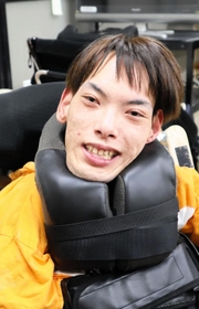 １月末。卒業を控え、残りわずかな学校生活を過ごす権田祐也さん。卒業後は自立を目指し、新たな挑戦が始まる＝神戸市長田区寺池町１、湊川高校
