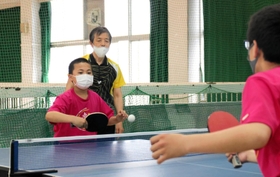 兵庫県播磨町が２０２２年に行った部活動の地域移行を想定したモデル事業。卓球は地元の指導者が生徒を教えた＝同年５月、播磨町立播磨中学校