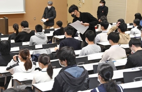 国公立大２次試験が始まった神戸大の会場＝２５日午前、神戸市灘区六甲台町