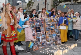 戦争終結と平和への思いを訴えるウクライナ避難民＝２４日午後、神戸市中央区加納町４