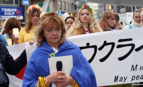 ウクライナ侵攻から丸１年となり、祖国へ残る同胞へ思いを馳せるラリーサさんら＝２４日午後、神戸市中央区加納町４