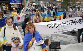 ウクライナ侵攻から丸１年となり、同胞への支援を訴えるラリーサさん（前列左から３人目）ら＝２４日午後、神戸市中央区加納町４