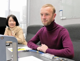 オレフ・ルニンさん（右）は、本業だったエンジニアとして避難生活の基盤をつくる＝神戸市中央区港島南町１