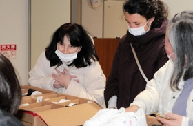 ボランティアに参加するベラ・マチュパさん（左）らウクライナ避難民ら＝神戸市中央区港島中町２