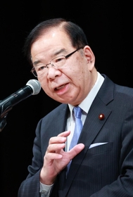 岸田政権を批判する共産党の志位和夫委員長＝２３日午後、神戸市中央区